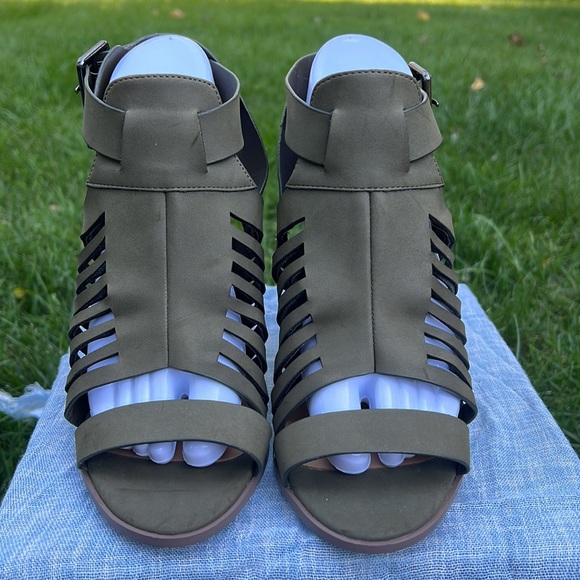 Rue 21 army green laser cut high heel sandals. Size L 8/9 - Picture 5 of 14